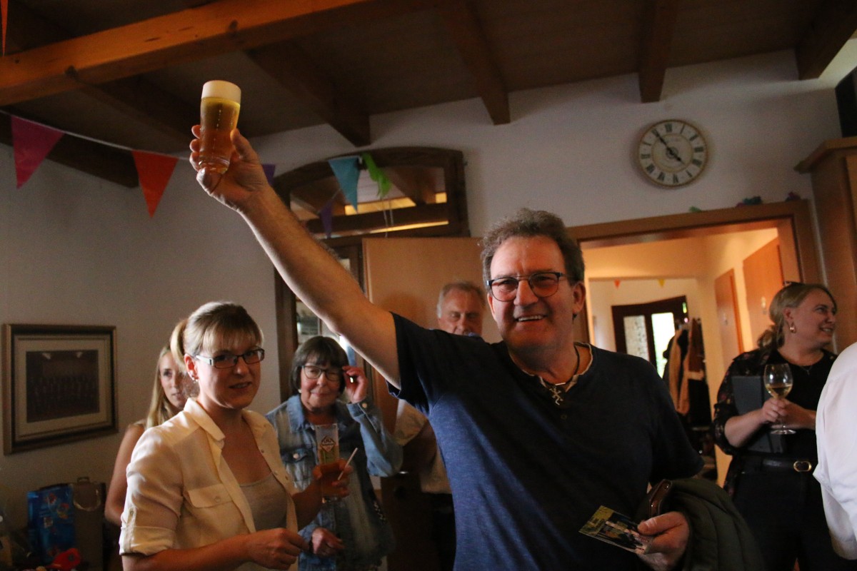 Armin Weigel erhebt das Glas auf seine Gste (Fotos: Bianca Klser)