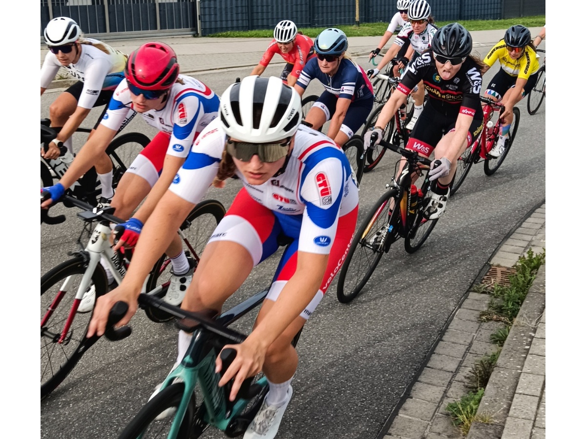 Fliehkrfte "wie in der Achterbahn": Francis Cerny (schwarzes Trikot) vom Team Schfer Shop in einer der Bad Segeberger Turbo-Kurven auf dem Weg zum dritten Platz (Foto: Florian Runte)