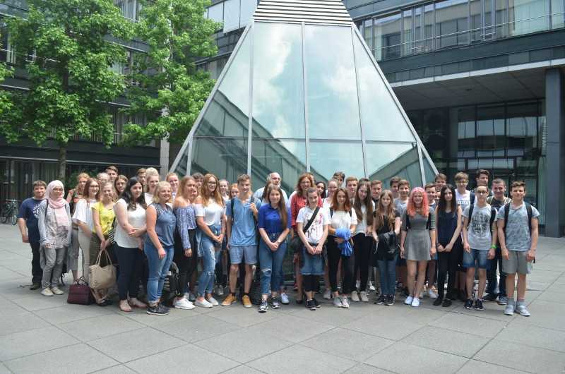 Schler der IGS Hamm und des Westerwald-Gymnasiums Altenkirchen besuchten auf Einladung von Sabine Btzing-Lichtenthler dem Mainzer Landtag. Foto: Privat