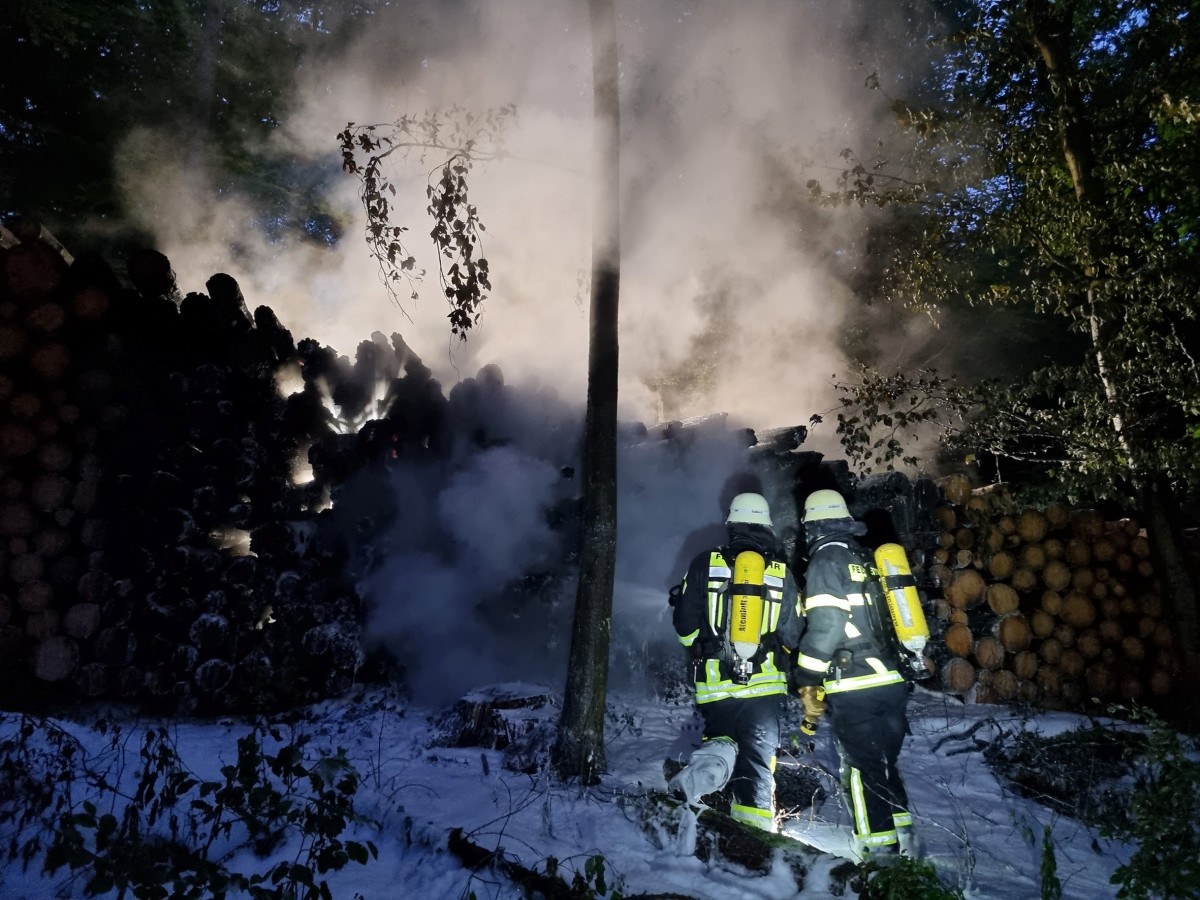 Der Einsatz, wegen eines Holzpolter-Brands in Dermbach, konnte nach vier Stunden beendet werden (Fotos: Ann-Christine Ermert/Verbandsgemeindefeuerwehr Daaden-Herdorf)