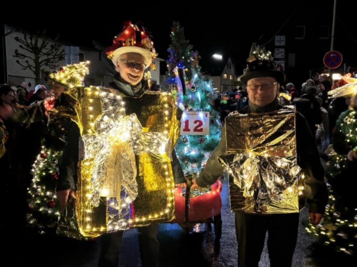 Funkelnde Lichter und bunte Farben erleuchten die Nacht beim Nachtzug in Elkenroth