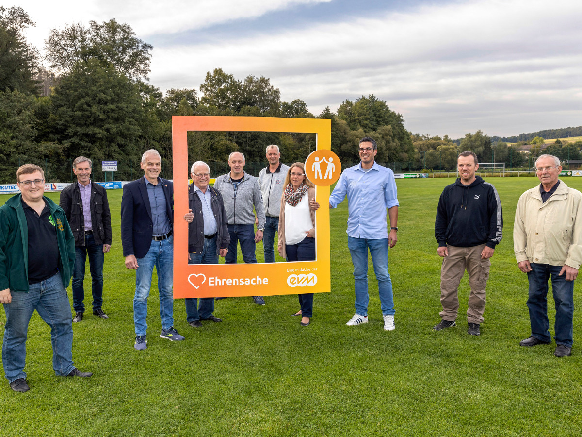 Norbert Rausch (evm) bergibt den Spendenbetrag zusammen mit dem Brgermeister der Verbandsgemeinde, Fred Jngerich, und den Brgermeistern der Ortsgemeinden an die begnstigten Vereine. (Foto: evm/Bettina Rder-Moldenhauer)
