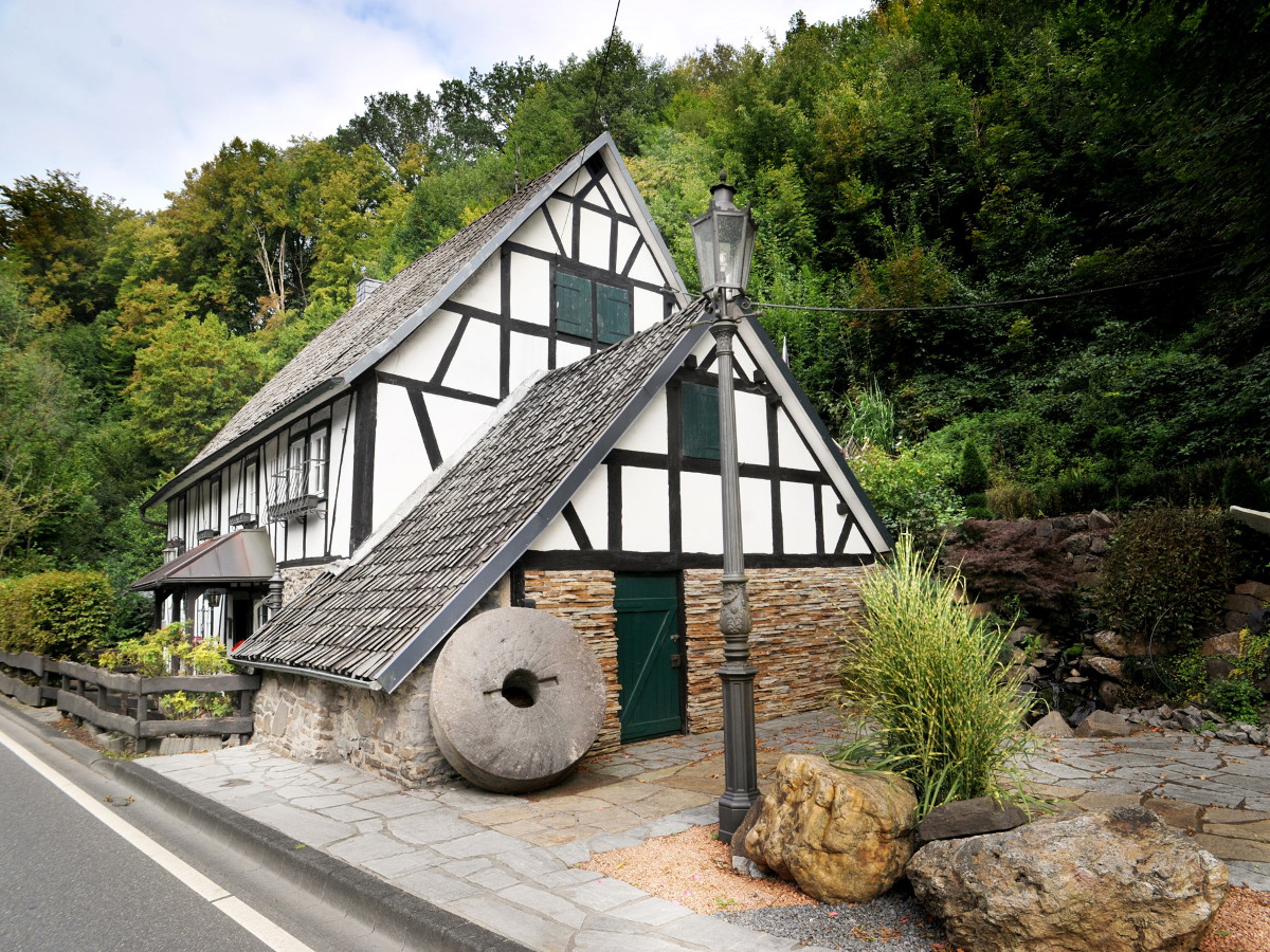 Der Kreis Altenkirchen beabsichtigt, sehenswerte Fachwerkgebude in Buchform vorzustellen  sowohl bekannte wie die Mhle im Wissener Stadtteil Schnstein als auch weniger bekannte. (Foto: Asmussen) 
