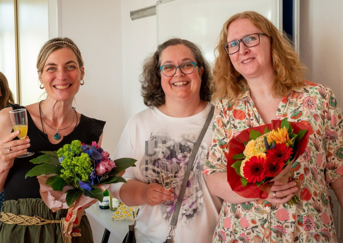 Die Knstlerinnen Nina Desiree Puderbach (l.) und Stefanie Ascheid (r.) kamen bei der Finissage auch mit vielen Besucherinnen (im Bild Astrid Kaiser) ins Gesprch. (Foto: Kreisvolkshochschule/Stefanie Ascheid)