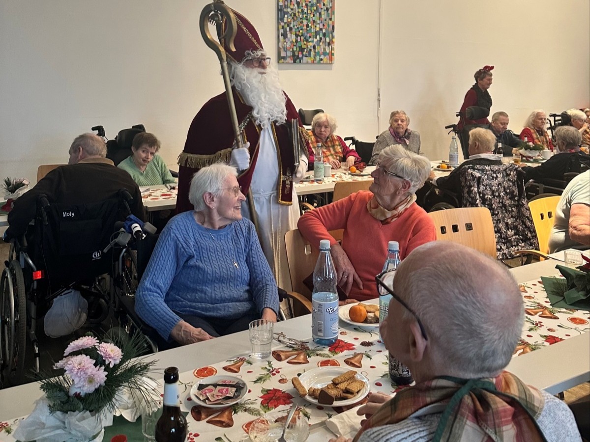 Besinnliche Weihnachtsfeier im Alten- und Pflegeheim St. Vinzenzhaus Gebhardshain begeisterte Bewohner