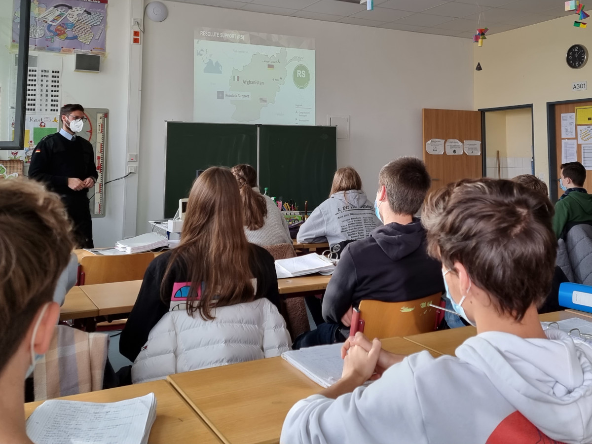 Hauptmann Julian Strbl berichtete den Schlern des Westerwald-Gymnasiums von seinen Erlebnissen in Afghanistan. (Foto: Privat)