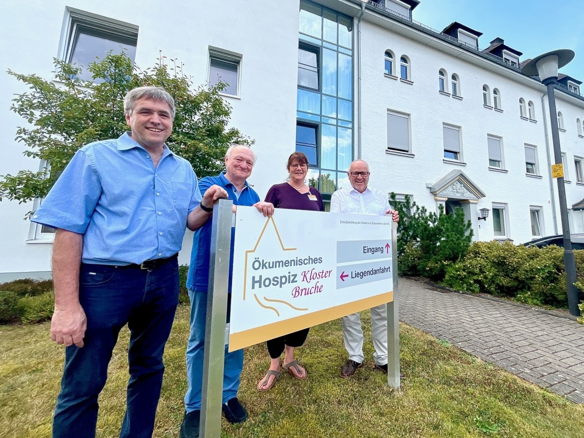 Landrat Dr. Peter Enders (r.) lie sich jetzt von Diakonie-Geschftsfhrer Dr. Josef Rosenbauer, Frdervereinsvorsitzendem Michael Lieber und Einrichtungsleiterin Yasmin Brost (v.l.) ber die Startphase im Hospiz Kloster Bruche informieren. (Foto: Kreisverwaltung/Thorsten Stahl)