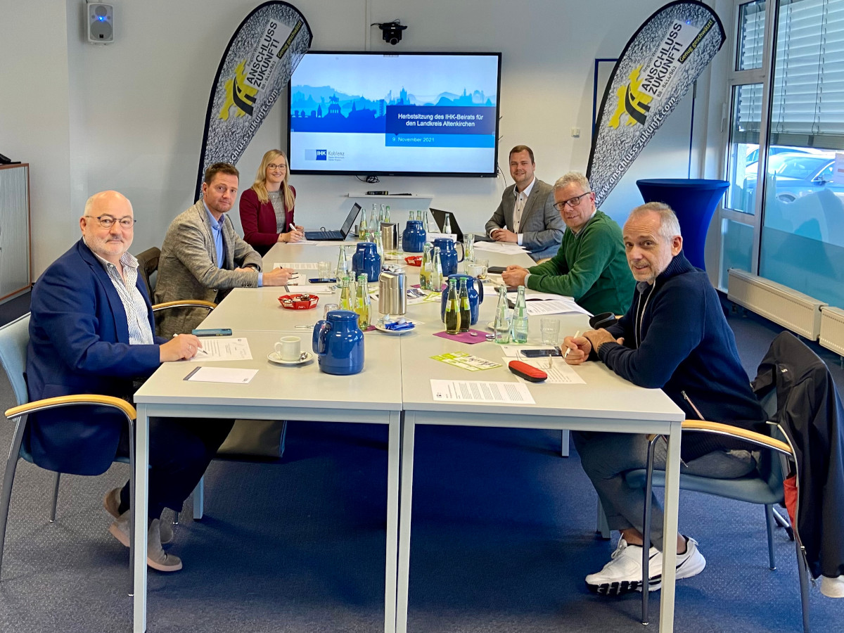 Von links: Heinz-Gnter Schumacher, Thomas Bellersheim (Vizeprsident), Kristina Kutting (IHK-Regionalgeschftsfhrerin Altenkirchen), Frederik Fein (IHK-Regionalberater Altenkirchen), Volker Hammer, Andreas Winters. (Foto: IHK-Regionalgeschftsstelle Altenkirche)