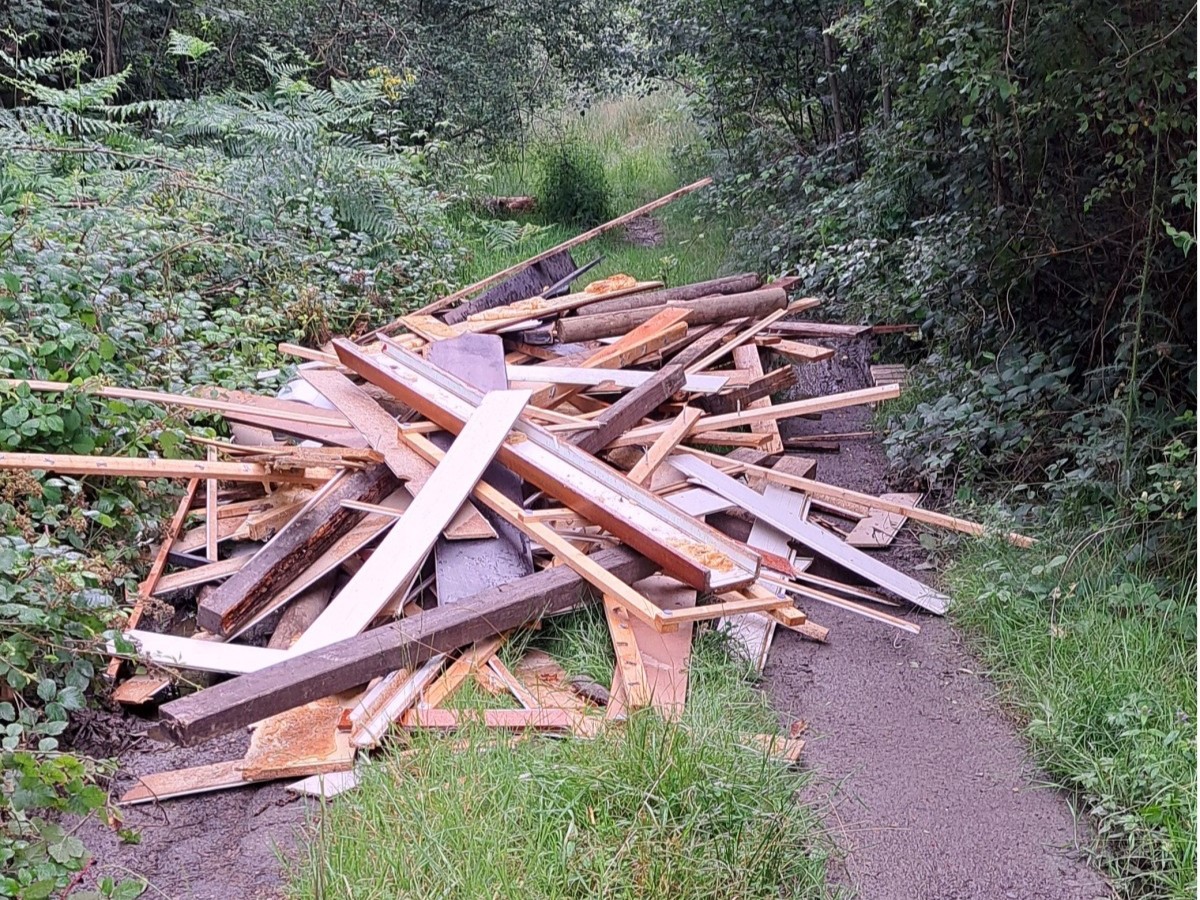 Illegale Mllablagerung von behandelten Holzteilen (Foto: Verbandsgemeindeverwaltung Altenkirchen-Flammersfeld)