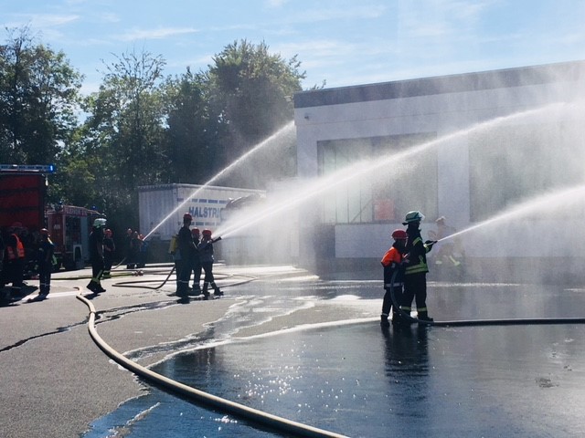 Die Jugendfeuerwehren Altenkirchens lernten den Dienst der Berufsfeuerwehren kennen. Foto: Privat