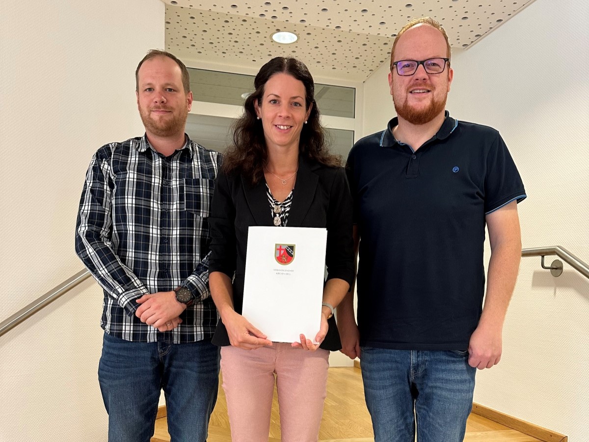 Brgermeister Andreas Hundhausen (rechts) und Fachgebietsleiter Patrick Brck gratulierten Cathrin Mack zur Befrderung als Verbandsgemeindeobersekretrin. (Foto: Verbandsgemeindeverwaltung Kirchen (Sieg))