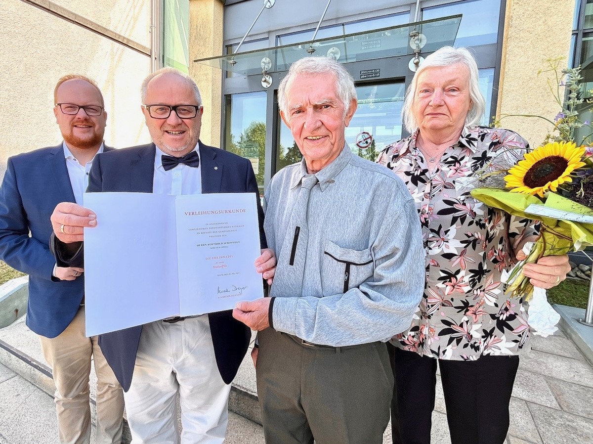 Ehrennadel des Landes Rheinland-Pfalz fr Berthold Schirmuly aus Kirchen