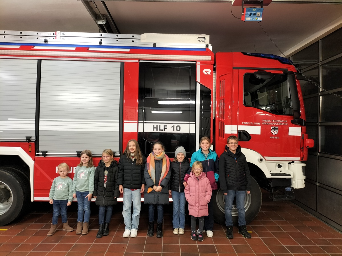 Als i-Tpfelchen durften die Gewinner des Malwettbewerbs mit den Feuerwehrfahrzeugen fahren (Foto: Benjamin Knott)