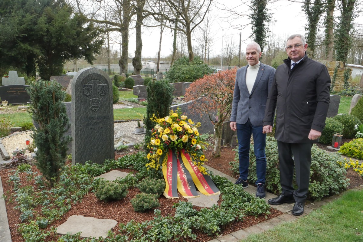 Stadtbrgermeister Ralf Lindenptz und Brgermeister der Verbandsgemeinde Altenkirchen-Flammersfeld Fred Jngerich bei der Kranzniederlegung (Fotos: Verbandsgemeindeverwaltung Altenkirchen-Flammersfeld)