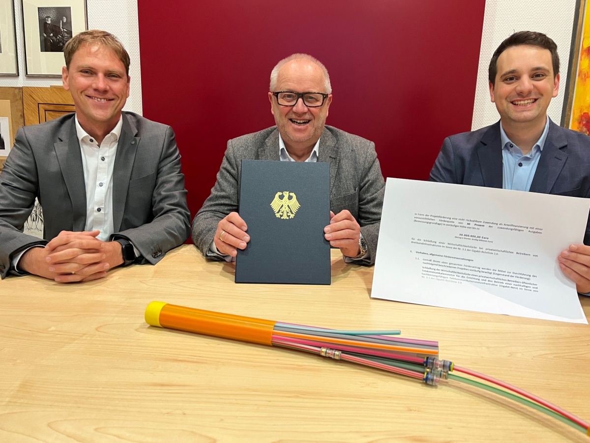 Landrat Dr. Peter Enders (M.) freut sich gemeinsam mit Lars Kober (l.) und Joschka Hassel ber den frisch eingetroffenen Frderbescheid ber 30 Millionen Euro. (Foto: Kreisverwaltung/Thorsten Stahl)