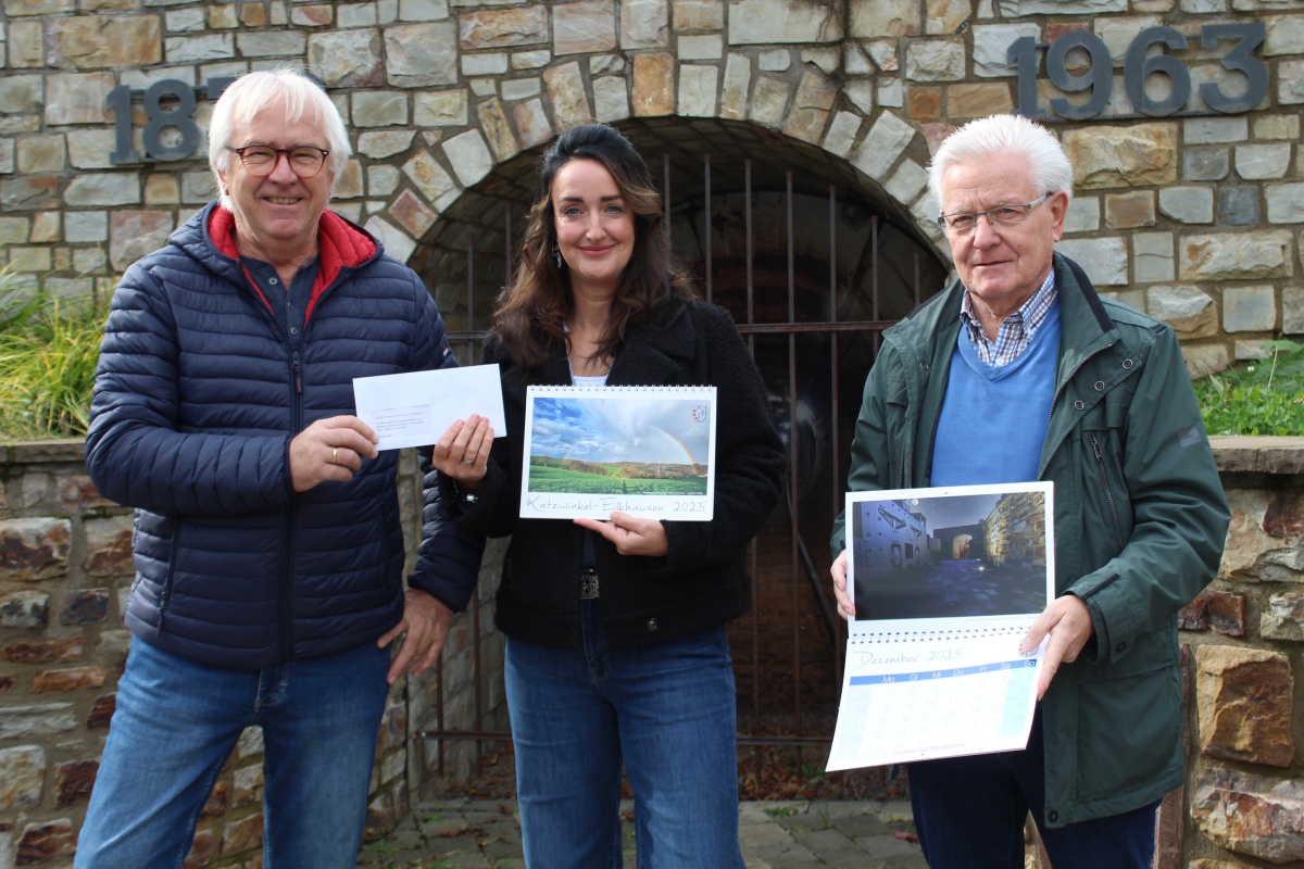 Die Spende aus dem Kalendererls 2024 wurde berreicht. Von links: Wilfried Schroth, Mareike Otterbach und Ernst Dornhoff. (Fotos: privat und KathaBe)