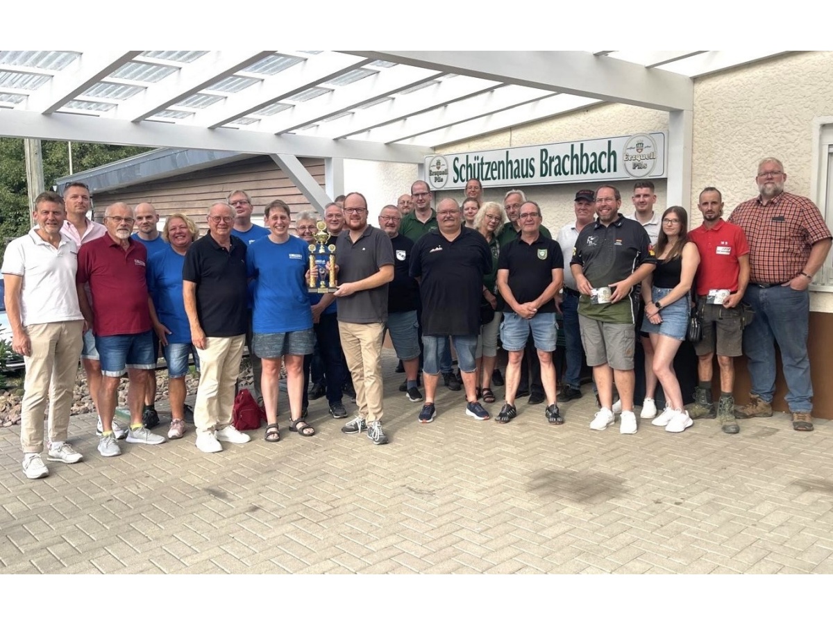 Andreas Hundhausen mit dem Pokal, daneben Alexandra Gerber, Klaus-Jrgen Griese, ganz links Thomas Knebel und dahinter Steffen Kappes (Foto: Klaus-Jrgen Griese)