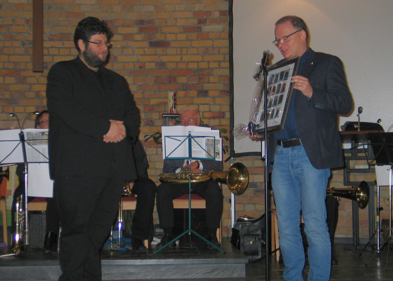 Kreiskantor Johann-Ardin Lilienthal (links) wurde bei einem festlichen Abschiedskonzert in der Wissener Erlserkirche von dem stellvertretenden Superintendenten Marcus Tesch aus dem Evangelischen Kirchenkreis Altenkirchen verabschiedet. Foto: Petra Stroh