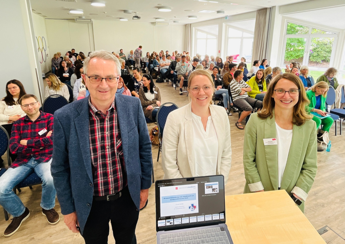 Kreisbeigeordneter Klaus Schneider und Organisatorin Saskia Mller (r.) freuten sich ber die groe Resonanz auf den Fachtag. Zu den Referentinnen gehrte auch Dr. Cleo Walz von der Uniklinik in Mainz. (Foto: Kreisverwaltung/Thorsten Stahl)