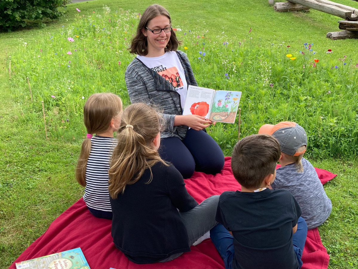 Jaqueline Hassel vermittelt den Kindern Wissen ber Tiere und Pflanzen auf der Bienen- und Insektenwiese der Kindertagessttte Traumland. (Foto: Kita Traumland)
