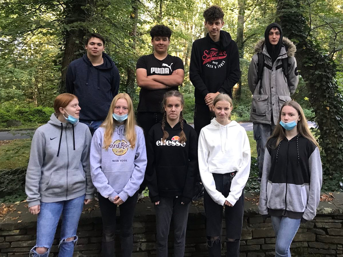 Die diesjhrigen Schler der Klasse Keiner ohne Abschluss an der August-Sander-Schule Altenkirchen nahmen sich zwei Tage lang Zeit, die Kriegsgrbersttte am Waldfriedhof in Altenkirchen zu pflegen. (Fotos: Privat)