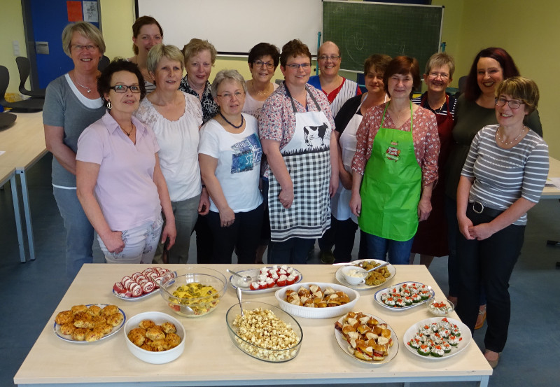 Landfrauen servierten Fingerfood und Partyhppchen