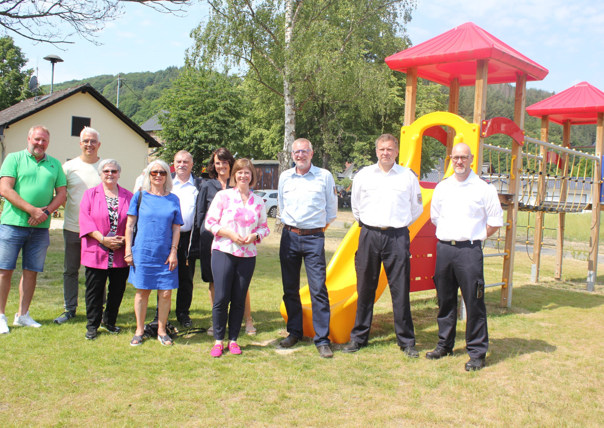 Von links: Ralf Minwegen (Ortsvorsteher Liers), Dominik Gieler
(Brgermeister der VG Altenahr), Reni Herfen (Dorfgemeinschaft Niederlfen),
Jutta Weidenbruch und Horst Klein (Ortsgemeinde Neitersen), Elfi Pauly (1.
Beigeordnete Gemeinde Hnningen), Staatssekretrin Nicole Steinga, Frank
Bettgenhuser, Sven Sauer und Alexander Werning von der VG Feuerwehr
Altenkirchen-Flammersfeld. (Foto: Privat)