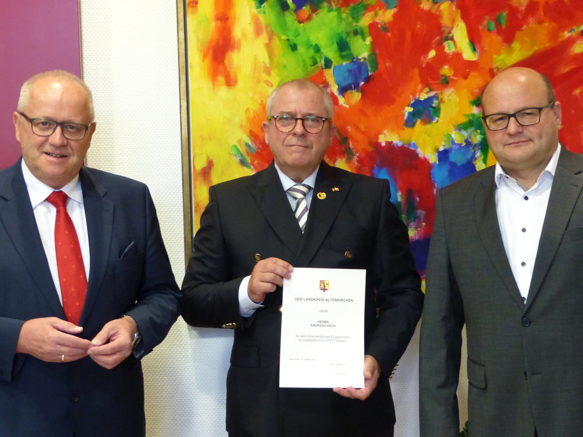 Landrat Dr. Peter Enders (links) berreichte Andreas Heck (Mitte), der zum Team der Impfzentrumskoordinatoren um Peter Deipenbrock (rechts) gehrte, die Wilhelm-Boden-Medaille des Landkreises. (Foto: Kreisverwaltung)