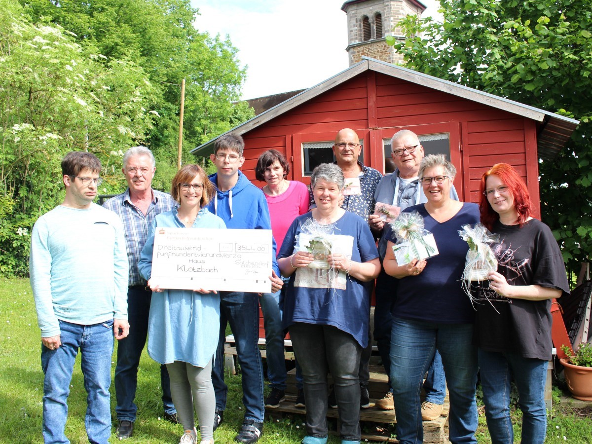 Erbsen statt Mnzen: Wie ein Mann mit einem Glas Erbsen 3.544 Euro fr das Haus Klotzbach sammelt