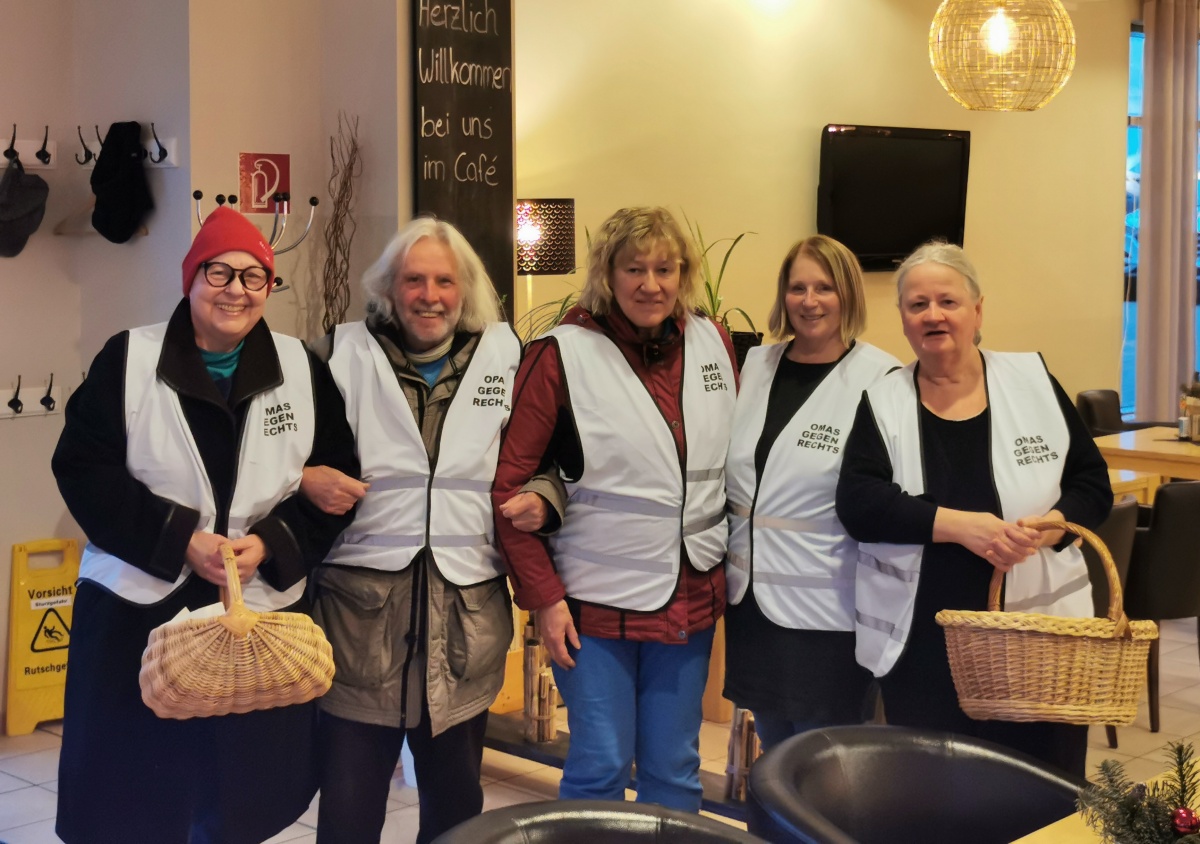 "OMAS GEGEN RECHTS" zogen mit Weihnachtsbotschaft durch Altenkirchen und Betzdorf (Fotos: Marina Hfer)