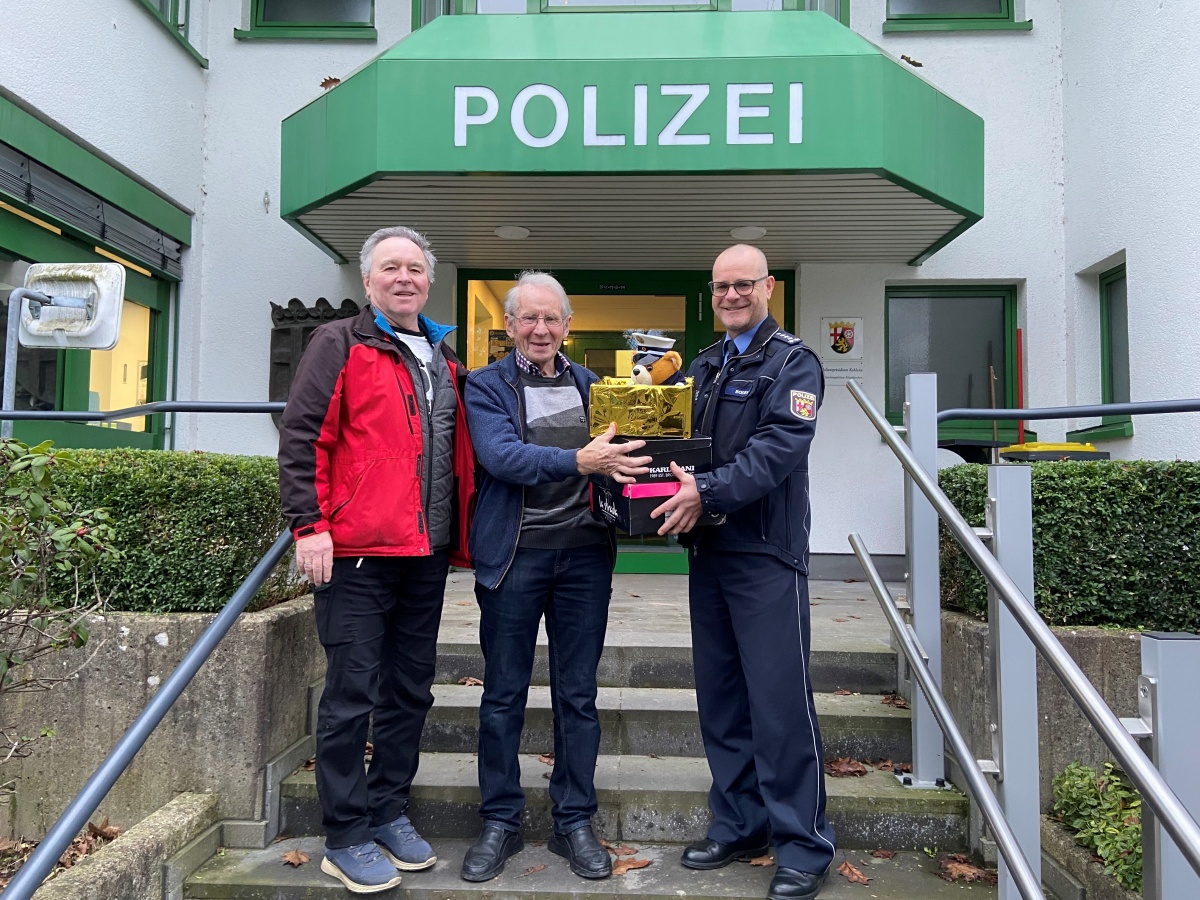 Weihnachtswunder in Altenkirchen: Polizei rettet verlorene Geschenkpakete