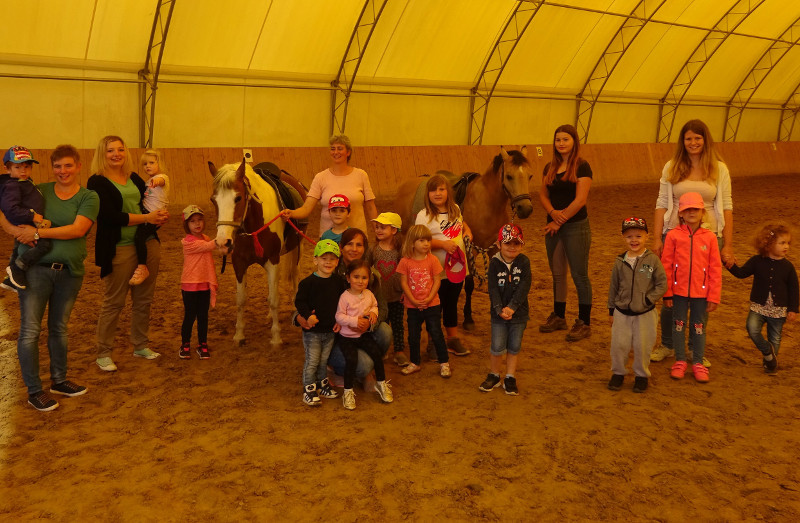 Honnerother Kindergartenkinder besuchen Reiterhof