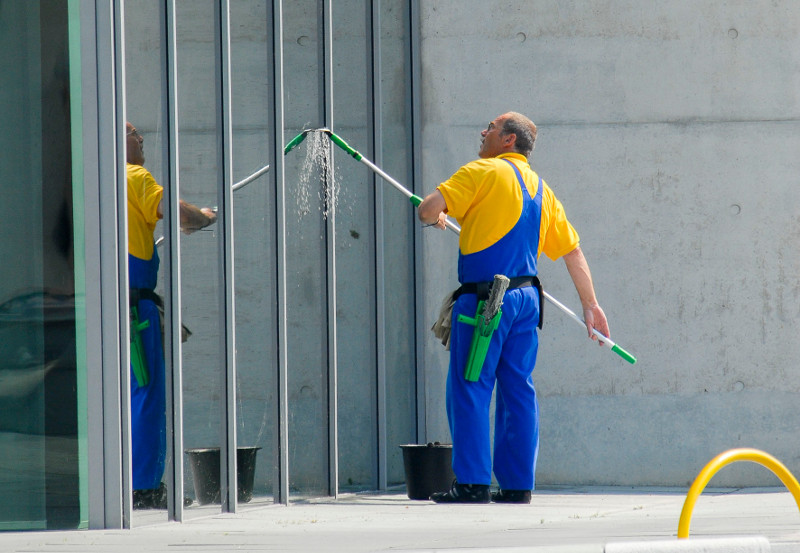 Fassadenreiniger bei der Arbeit. Nicht immer jedoch geht es in der Branche sauber zu, bemngelt die IG BAU. Die Gebudereiniger-Gewerkschaft fordert mehr Kontrollen vom Zoll. Foto: IG BAU