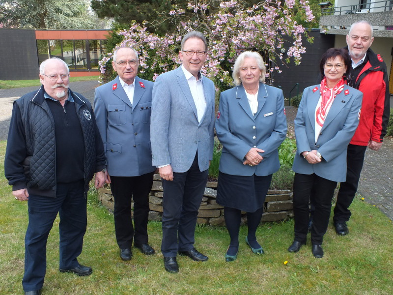 MdB Erwin Rddel (Mitte) lobte das Engagement der MHD-Aktiven (v.li) Gerhard Becher, Werner Zller, Dizesan-Oberin Brigitte Merzhuser, Michele Klein und Peter Vanderfuhr. Foto: Reinhard Vanderfuhr (Bro Rddel)
