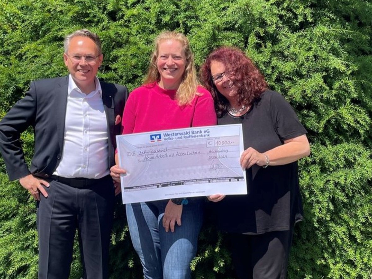 Dr. Ralf Klbach (Vorstandssprecher, Westerwald Bank eG), Stefanie Schneider (Geschftsfhrerin, neue arbeit e. V. in Altenkirchen) und Sandra Vohl (Marktbereichsleiterin, Westerwald Bank eG) (Foto: Julia Grg, Westerwald Bank eG)