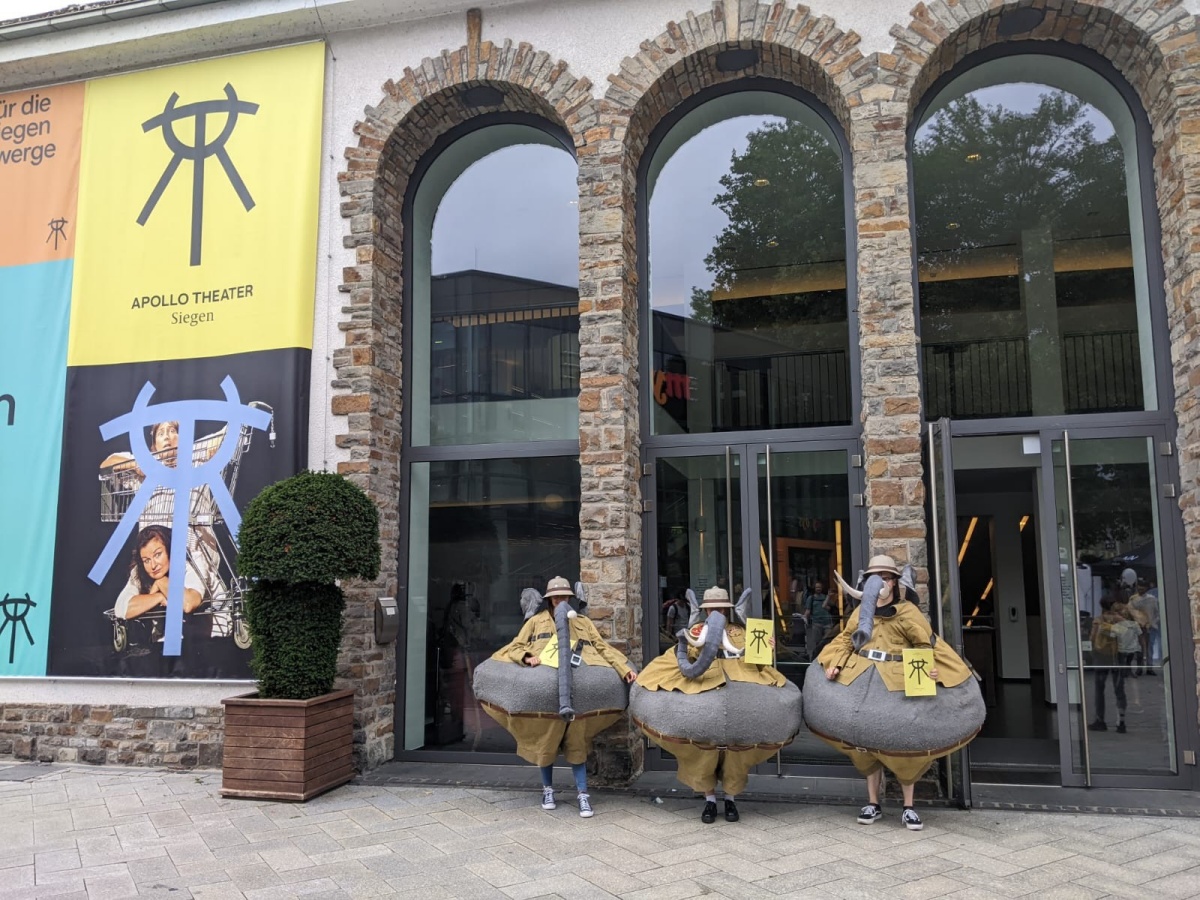 In den Truhen vom Apollo-Theater in Siegen stbern