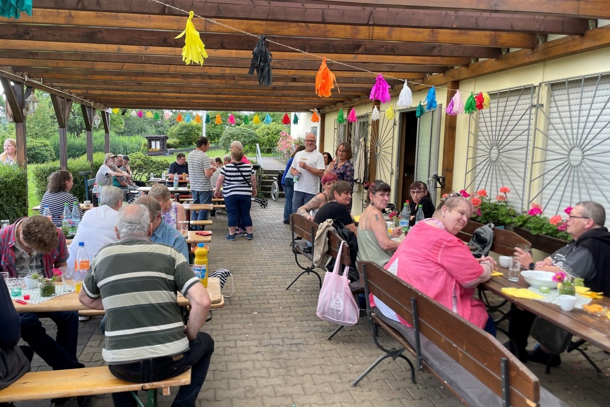 Grillen, spielen, feiern - nach langer Pause kamen Klienten und Mitarbeiter des Ambulant Betreuten Wohnens und der Tagesstruktur der Diakonie Soziale Dienste wieder zu einem Sommerfest im Vereinshaus des Kleingartenvereins "Am Katzenpltzchen" zusammen. (Foto: Stefanie Brendebach/Diakonie in Sdwestfalen gGmbH)