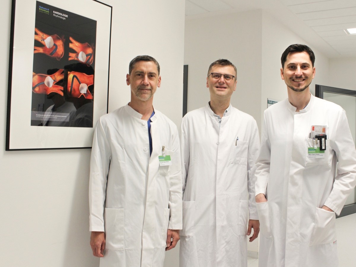 von rechts: PD Dr. Damir Erkapic (Chefarzt Kardiologie und Rhythmologie), Prof. Dr. Christian Tanislav (rztlicher Direktor des Diakonie Klinikums) sowie Dr. Gregor Richter (Chefarzt Neuroradiologie) (Foto: Diakonie in Sdwestfalen)