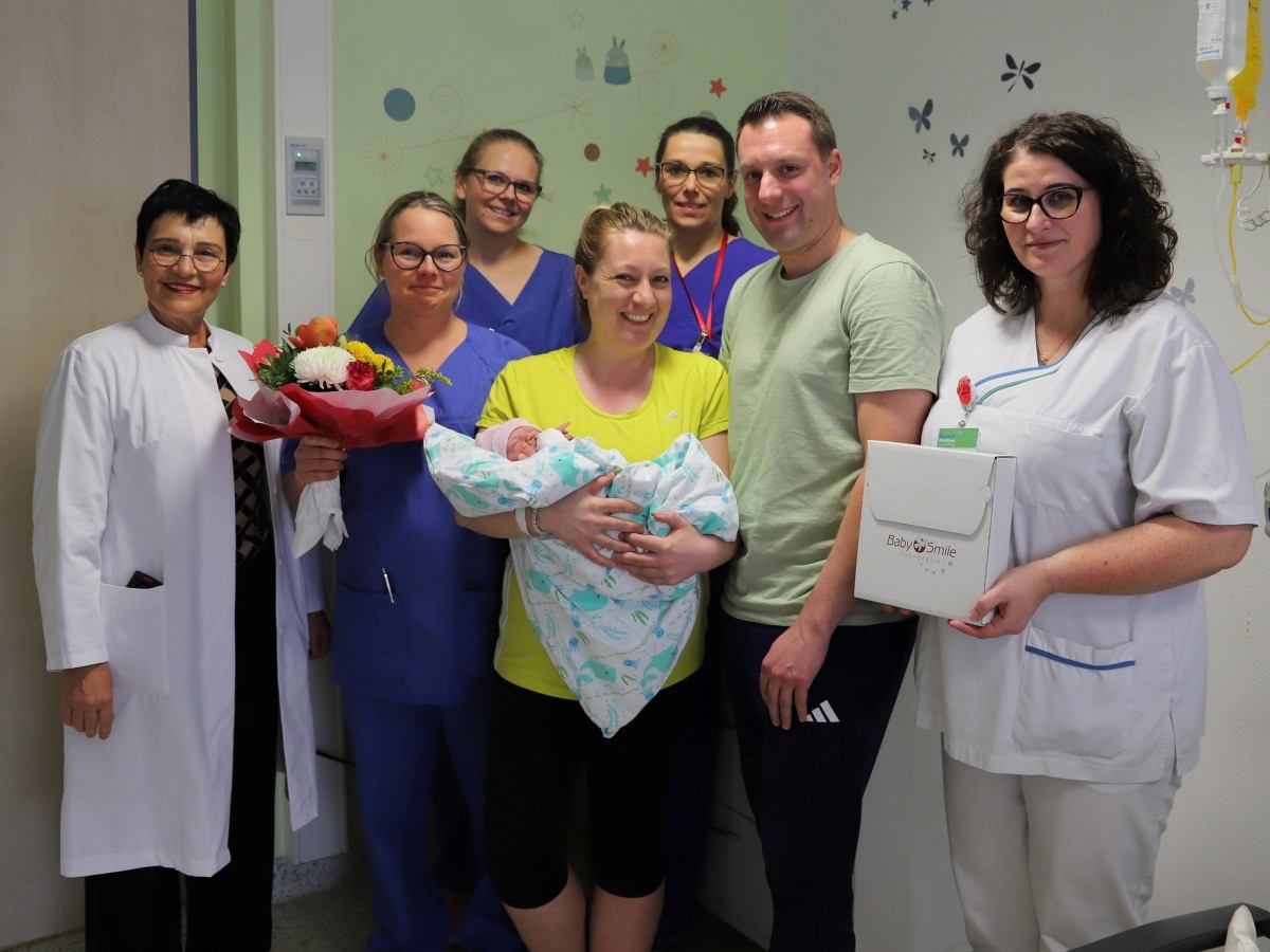 Tilda ist das Neujahrsbaby im Diakonie Klinikum Jung-Stilling in Siegen. Gemeinsam mit Mama Aline und Papa Lars Hoffmann sowie (von links) Dr. Flutura Dede, Andrea Eisert sowie Sina Rompel, Carmen Biskoping und Stefanie Exner (Wochenbettstation) meisterte die kleine Lennestdterin ihren ersten Fototermin. (Foto: Stefanie Brendebach)