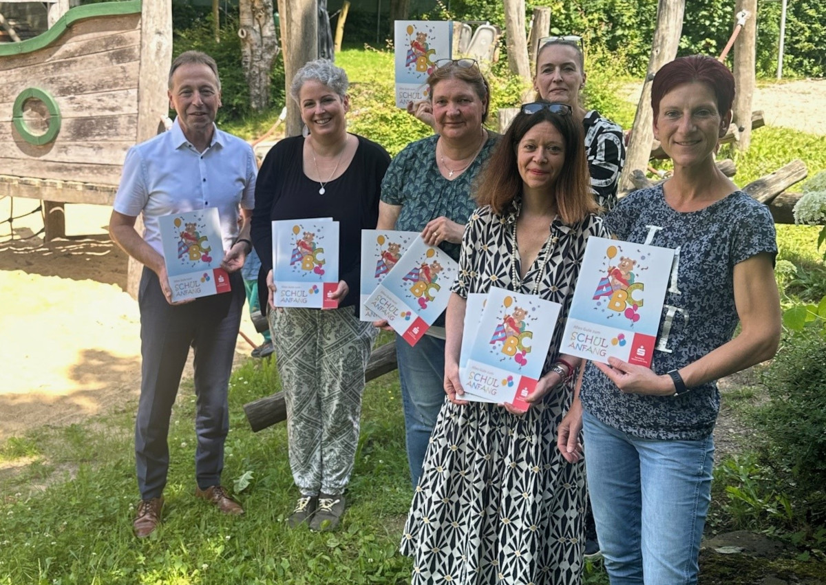 Kita Villa Kunterbunt, Wissen: (Von links) Nicole Noreikat (Leitung), Jule Burbach 
(Gruppenerzieherin), Jan Kowalsky (Sparkasse Westerwald-Sieg), Theresa Brenner 
(stellvertretende Leitung). (Fotos: Sparkasse Westerwald-Sieg)