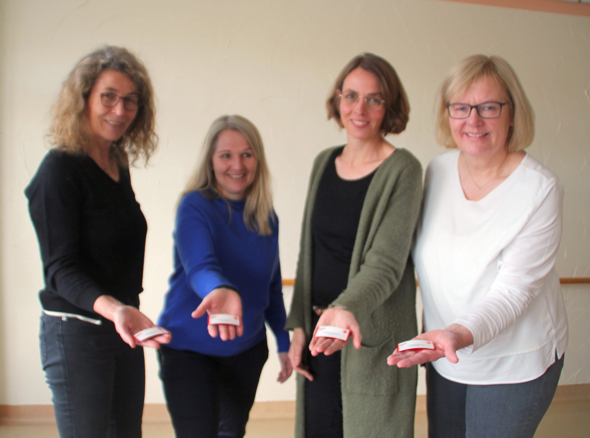 Die vier knftigen ehrenamtlichen Seelsorgerinnen des Teams der Evangelischen Krankenhaus-Seelsorge im Kirchenkreis Altenkirchen: (von links) Uta Hinrichs, Petra Krmer, Janina Strunk und Jutta Blhser. (Fotos: Kirsten Galla/KK Altenkirchen)