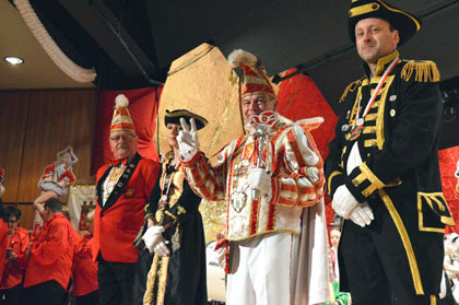 Prinz Jrg I. und seine Begleiter wurde im Altenkirchener Narrentempel begeistert empfangen. Fotos: kk