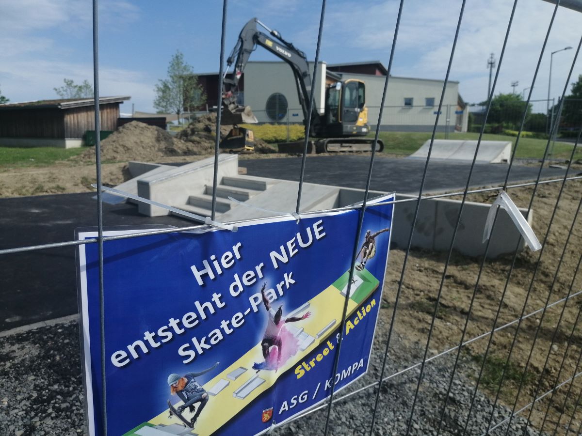 Die ersten Betonmodule fr den neuen Skate- und Bike-Park wurden im Sportzentrum auf der Altenkirchener Glockenspitze bereits gesetzt. (Foto: vh)
