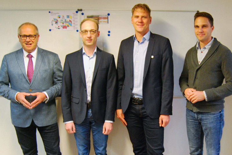 Besuch bei MB Software und Systeme: (von links) Landrat Dr. Peter Enders, Geschftsfhrer Markus Blser von MB Software und Systeme, Lars Kober, Leiter der Wirtschaftsfrderung des Kreises Altenkirchen, und Selbachs Ortsbrgermeister Matthias Grohs. Foto: MB Software und Systeme