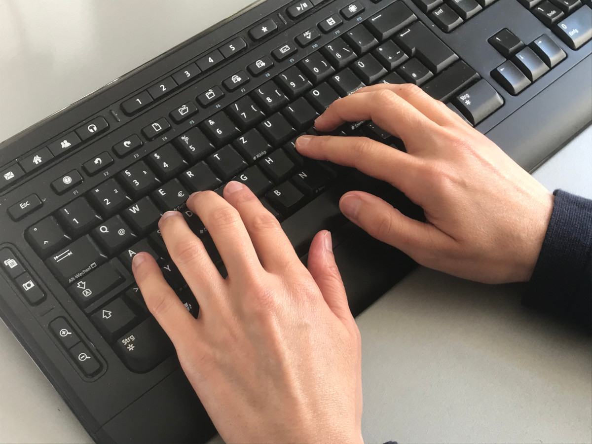 Schneller fertig mit Hausaufgaben oder Referaten? Das funktioniert, wenn man die Tastatur des Computers mit zehn Fingern bedienen kann. (Foto: KVHS)