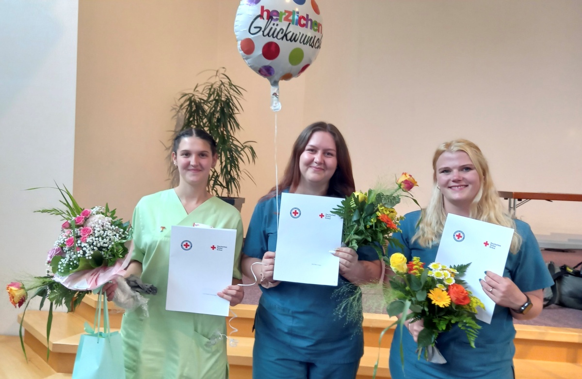 Stolz halten sie ihr Pflegeexamen in der Hand, von links: Lina Mockenhaupt, Jana Donges und Jennifer Bnnen. (Fotos: GFO Wissen)