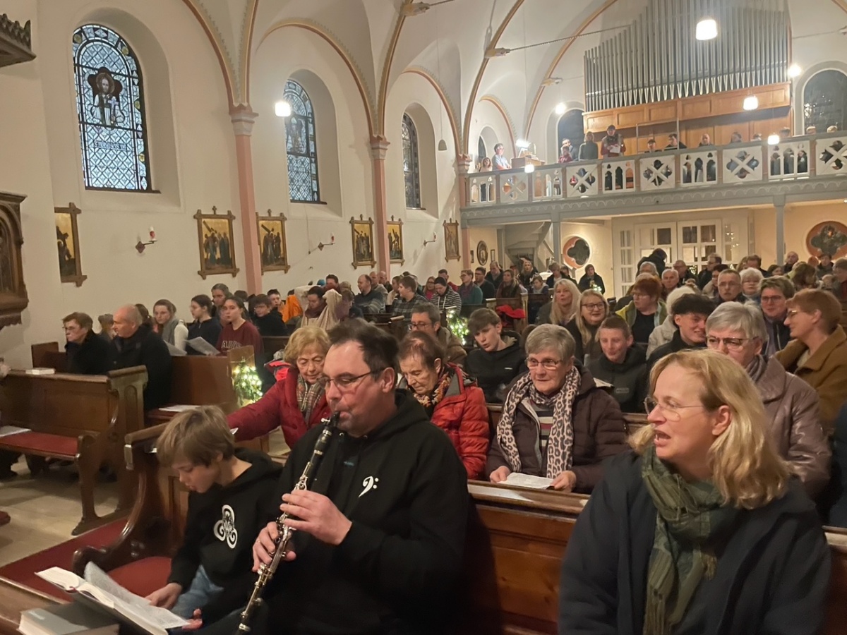 "Weihnachtsliedersingen" in Elkhausen: Musik verbindet alle