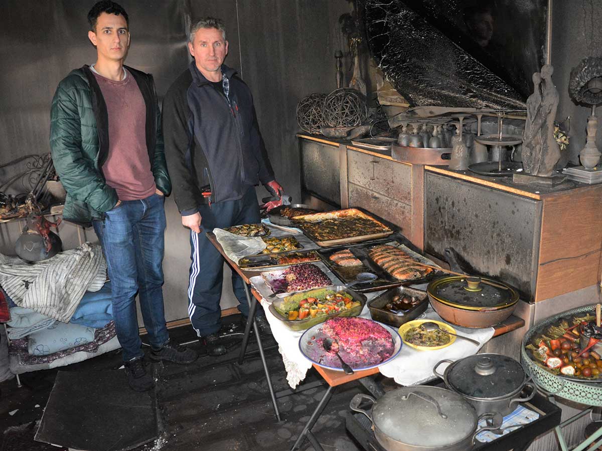 Vater und Sohn vor den berresten des verkohlten Silvester-Buffets. (Foto: Wolfgang Rabsch)