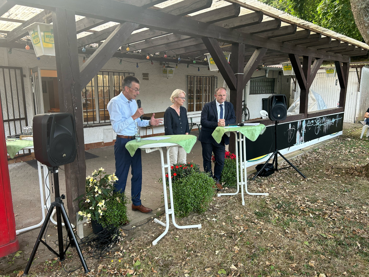 Oberbrgermeister Jan Einig, CDU-Fraktionschef Martin Hahn und Ortsvorsteher Christine Neuer informierten die zahlreich erschienenen Brger und gaben ihnen Raum fr ihre Sorgen und Anmerkungen. (Fotos: Michael Bleidt)

