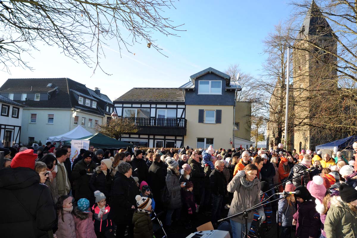 Der Platz vor dem KDH konnte die Besucher kaum fassen (Fotos: kk)